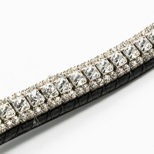 Bandeau de tête pour cheval en cuir véritable fait main avec logo personnalisé, décoré de 3 rangées de cristaux blancs et de diamants scintillants. - Product Image 1