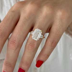 Bague à trois pierres en diamant de laboratoire taille émeraude 8 carats E VVS2, bague trilogie taille émeraude et baguette, certifiée IGI - Product Image 5