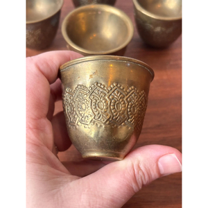 Ensemble élégant de tasses et soucoupes en métal avec plateau – Vaisselle durable, de qualité alimentaire et finition haut de gamme pour servir le thé et le café avec style - Product Image 5