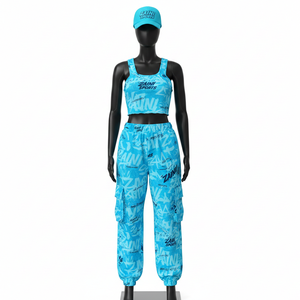 Conjunto de mujer con top corto sin mangas de algodón, poliéster y spandex de alta calidad y pantalones cargo con estampado urbano en color aguamarina y logotipo sublimado. - Product Image 6