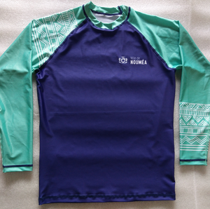 Maillot de bain à manches longues pour homme, violet et vert menthe, imprimé graphique Ville de Nouméa, motif tribal sur les manches, pour entraînement sportif et natation - Product Image 1