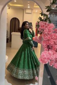 NOUVEAU ZAIN EXPORT ANARKALI SALWAR KAMEEZ DUPATTRA pour la saison des mariages, les occasions spéciales et les fêtes, en soie CRUNCHI à séchage rapide, Gujarat - Product Image 2