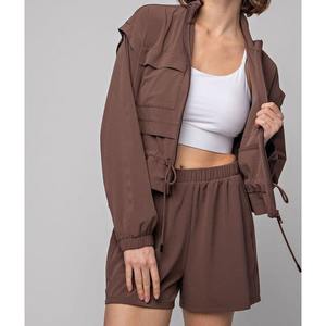 Conjunto de 2 Piezas de Ropa Urbana de Invierno para Hombre, Chaqueta Cortavientos de Color Sólido con Capucha y Bolsillos Laterales, Cintura Ajustable y Pantalones Cortos - Product Image 1