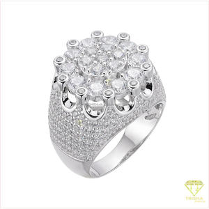 Anillo de lujo para hombre de plata 925 con diamante cultivado en laboratorio y diseño de múltiples piedras redondas para minoristas de joyería. - Product Image 4