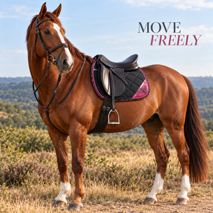 Almohadilla para Silla de Montar Performance Black Horse con Paneles con Estampado Rosa y Acolchado |   Almohadilla de Montar a Caballo Contorneada con Sistema de Correas Seguras - Product Image 2