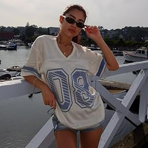 เสื้อฟุตบอลตาข่าย OEM ODM คอวีทรงโอเวอร์ไซส์สไตล์เรโทร พิมพ์ลายดิจิตอลแบบซับลิเมชั่น พร้อมโลโก้ ชื่อ และหมายเลข สั่งผลิตจำนวนมาก - Product Image 2