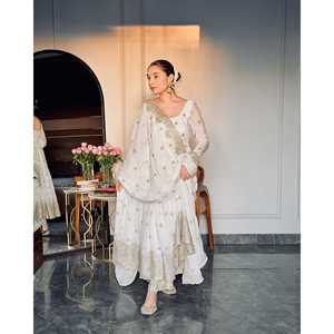 Robe de soirée brodée de créateur-Robe de soirée Pent et Dupatta avec travail de séquence - Product Image 5