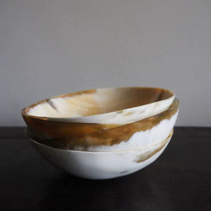 Elegante Tazón de Servir de Cuerno Hecho a Mano, Acabado Pulido de Alto Brillo, Libre de BPA, Libre de Plomo, Ecológico, Apto para Lavavajillas, Ideal para Fiestas - Product Image 1