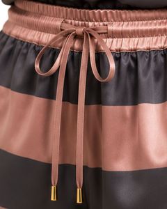 ชุดนอนผ้าซาตินลายทางสีชมพูอ่อนและสีชาร์โคลสำหรับผู้หญิง เสื้อกล้ามแขนกุดพร้อมกางเกงขาสั้นเอวยางยืด ชุดนอนฤดูร้อนสุดหรู - Product Image 3