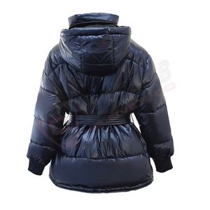 Veste universitaire en peluche pour femme noire brillante avec capuche chauffante col rond col en cuir chaud veste en duvet universitaire en gros - Product Image 2