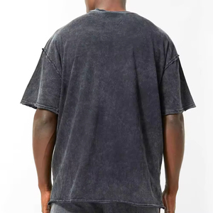 ชุดเซ็ตเสื้อยืดและกางเกงขาสั้นผู้ชายสไตล์วินเทจย้อนยุค ปี 2026 ลวดลายพิมพ์นูนขอบดิบ ผ้าแห้งเร็ว ใส่สบาย เหมาะสำหรับสตรีทแวร์ - Product Image 2