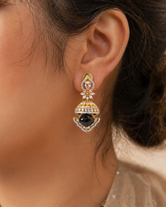 Boucles d'oreilles pendantes en alliage de zinc plaqué or, perle naturelle, pierre d'onyx, accents de diamants, design en forme de cloche, bijoux de mariage pour femmes, vintage - Product Image 2