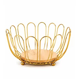 Corbeille à fruits moderne en fil métallique noir avec base en bois, bol de rangement géométrique pour comptoir de cuisine et centre de table décoratif - Product Image 6
