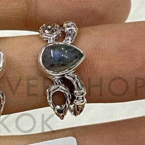 แหวนเงินแท้ 925 รูปทรงลูกแพร์ ประดับมูนสโตนสีขาวรุ้ง ดีไซน์คลาสสิก งานแฮนด์เมด เครื่องประดับอัญมณีสุดหรู ของขวัญสุดพิเศษสำหรับเธอ - Product Image 2