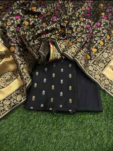 Superbe ensemble Salwar Kameez en soie semi-Katan Banarasi avec tissage Sona Rupa Buti et dupatta Meenakari Jaal pour femme, idéal pour les tenues de soirée. - Product Image 4