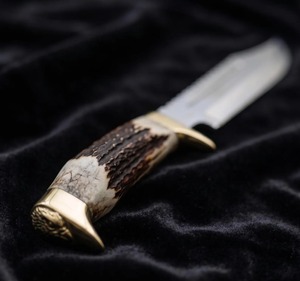 Cuchillo Bowie de Caza de Acero D2 con Hoja de Punta Caída y Borde Dentado, Mango de Asta de Ciervo, Hecho a Mano y Personalizado - Product Image 5