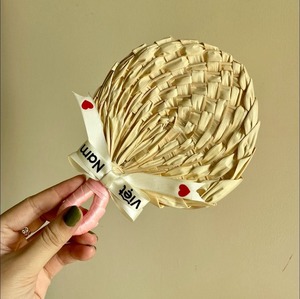 Set de Llavero de Sombrero Redondo Rústico Hecho a Mano en Vietnam y Bolsa de Paja, Regalos Artesanales de Paja Natural para Tiendas de Souvenirs y Eventos - CARYLN - Product Image 1