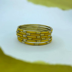 Encuentra pulseras similares hechas a mano de latón y resina – Brazaletes llamativos con incrustaciones de resina turquesa y paneles de latón dorado - Product Image 1