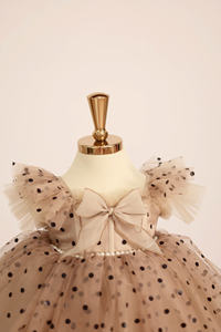 Un Precioso Vestido de Princesa con Estampado de Puntos y Mangas con Alas de Hada y Dobladillo Enrollado para Niñas, Transpirable y Ecológico. - Product Image 2