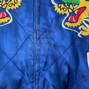 Veste Sukajan élégante brodée avec col montant, logo frontal, écologique et respirante, streetwear d'hiver, tissu satiné lisse - Product Image 4