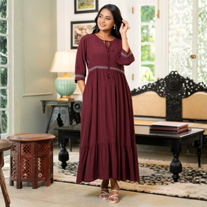 Robe maxi élégante en gaze de coton avec détails brodés - Product Image 3