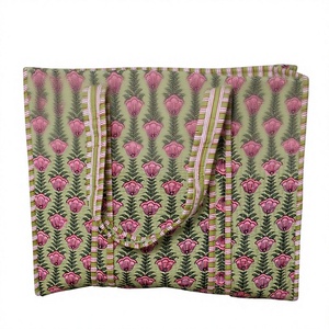 Sac fourre-tout matelassé en coton fait main pour femme, style bohème vintage, grand format, avec deux ouvertures, design personnalisable, idéal pour les voyages et le shopping en extérieur - Product Image 1