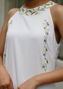 Elegante Vestido Blanco de Algodón con Cuello Halter sin Mangas para Mujer, Bordado a Mano con Diseño Floral en Forma de V - Product Image 4