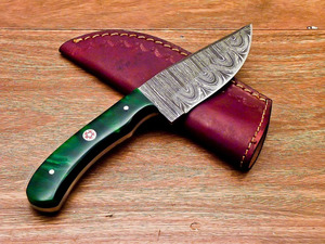Cuchillo Skinner de Acero de Damasco Hecho a Mano con Mango de Resina Verde, Pasador de Latón y Funda de Cuero. Fabricante OEM Personalizado, Venta al por Mayor y a Granel. - Product Image 4