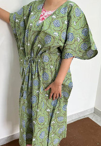 Vestido Maxi Kaftan de Algodón Estampado para Mujer con un Flujo Elegante y Patrones de Colores Vibrantes - Product Image 2