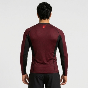 Rashguard moderne conçu pour une flexibilité, un confort et des performances respirantes, avec des matériaux extensibles de qualité supérieure. - Product Image 5