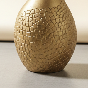 Impresionante Florero de Metal Dorado con un Patrón Texturizado Escalonado y un Diseño de Cuello Curvo Único para Decoración Moderna del Hogar - Product Image 5