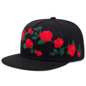 Casquette snapback unisexe noire brodée de fleurs, style streetwear, en coton, motif roses rouges, décontractée, pour le printemps et l'été - Product Image 4