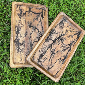 Bandeja de madera de mango fractalizada y quemada, hecha a mano y personalizada: organizador de mesita de noche para decoración del hogar - Product Image 1