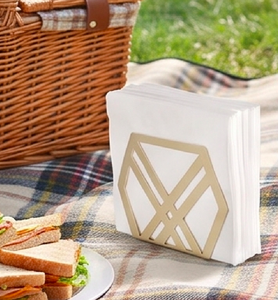 Porte-serviettes géométriques en métal avec finition dorée brillante, idéaux pour le rangement élégant de papier de soie sur les tables et pour une utilisation domestique. - Product Image 3