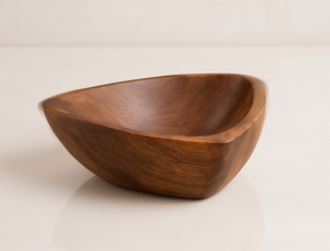 Tazón Artesanal de Madera de Mango con Contorno de Tres Lados, Tazón Triangular Decorativo para Servir Ensaladas con Acabado en Nogal - Product Image 3