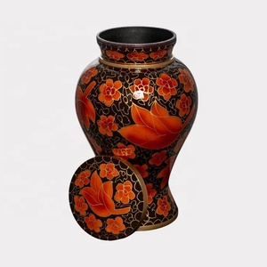 Urne funéraire artisanale en métal noir avec motifs floraux en feuille d'érable orange et accents dorés antiques, porte-cendres commémoratif - Product Image 2