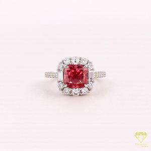 แหวนเพชรทรงคุชชั่นคัทสีแดงเพาะเลี้ยงในห้องปฏิบัติการ ประดับด้วยเพชรแบบฮาโล ตัวเรือนเงินแท้ 925 ดีไซน์หรูหรา เหมาะสำหรับเป็นแหวนหมั้นหรือแหวนแทนคำมั่นสัญญา - Product Image 4