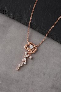 Collier pendentif élégant en or rose avec motif de rose et diamants - Fabricant de bijoux sur mesure - Product Image 1