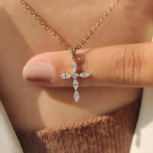 Colgante de Cruz Cristiana con Diamantes Redondos y Marquise de 0.50 Quilates para Mujer, Oro 10K 14K, PT950, S925, Joyería de Moda - Product Image 6