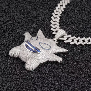 Colgante de Monstruo de Dibujos Animados con Incrustaciones de Moissanita Azul en Ojos y Boca, Engaste de Garra de Oro de 14K, Estilo Minimalista, Joyería Personalizada para Hombre - Product Image 2