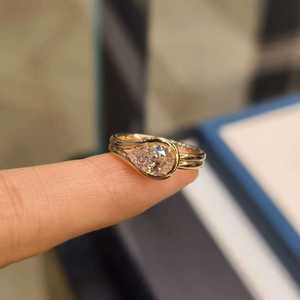 Anillo de Compromiso East West con Circonita Cúbica en Forma de Pera de 2.00 CT, Plata de Ley 925, Regalo de Aniversario de Bodas Moderno para Mujer - Product Image 4