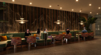 Comptoir de bar intérieur de luxe pour espace lounge en bord de mer, vitrine à vin rétroéclairée, décoration artistique de plafond pour projet de restaurant ou bar