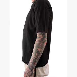 เสื้อยืดคอกลมแขนสั้นสีดำสำหรับผู้ชาย แต่งขอบคอตัดสี ทรงปกติ ผ้าเจอร์ซีย์คอตตอนลำลอง - Product Image 4