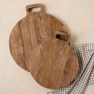Planche à découper en bois de style farmhouse, planche à découper rectangulaire en bois avec poignée, design minimaliste, planche à découper de cuisine - Product Image 4