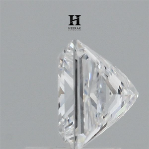 Diamant blanc de 5 carats, couleur E, pureté VVS2, taille princesse, offrant une symétrie carrée élégante et un éclat glacé exceptionnel. - Product Image 3