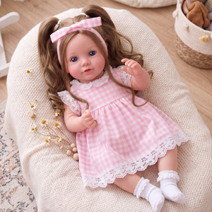 <span class=keywords><strong>Poupée</strong></span> bébé réaliste Dara de 20 pouces, corps en vinyle souple et tissu, cheveux longs bruns bouclés, adorable et réaliste, prête à être expédiée - Product Image 1