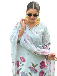 Ensemble Kurta pour femmes, bleu ciel, imprimé numérique, avec détails faits main au niveau du col, avec dupatta, en soie mousseline droite, style indien pakistanais - Product Image 3