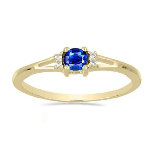Bague classique sertie d'un saphir naturel rond, ornée d'un sangle de diamants et d'une gravure manuelle de style vintage - Product Image 2