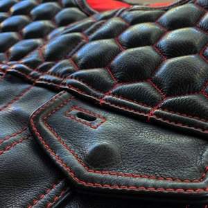 Gilet de motard en cuir matelassé style denim rouge avec surpiqûres, pour homme, Hunt Club Honey Grill - Product Image 2