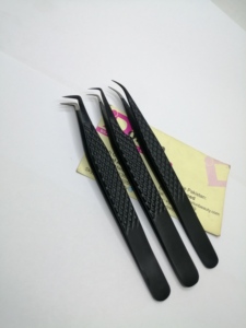 Pince à épiler professionnelle pour extensions de cils, marque privée, pointe en fibre, courbée à 90 degrés et 3 mm, pour volume russe noir – Lot de pinces à épiler pour cils - Product Image 1